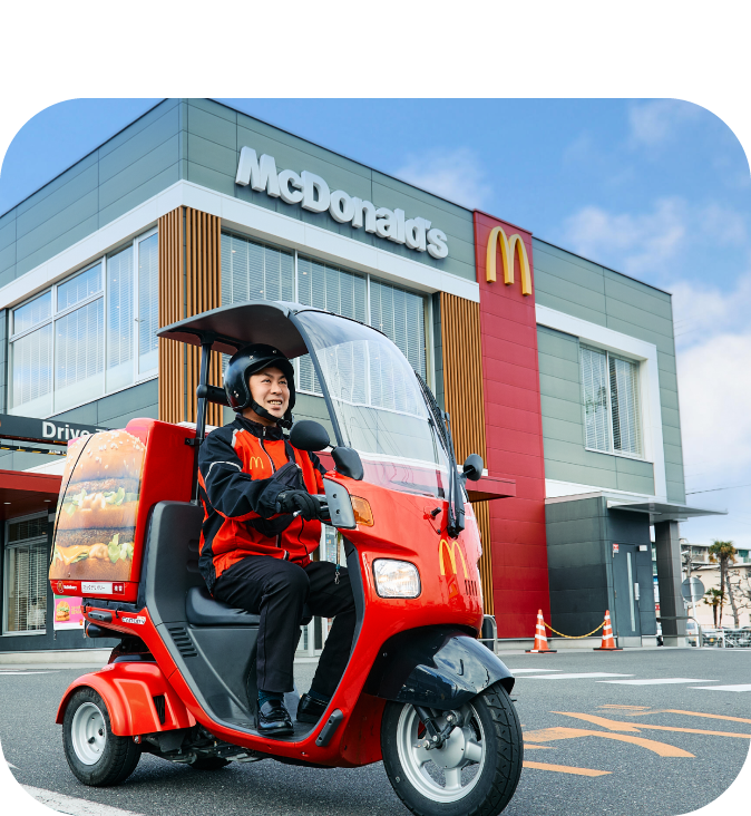 マクドナルドの赤いバイクを運転している写真